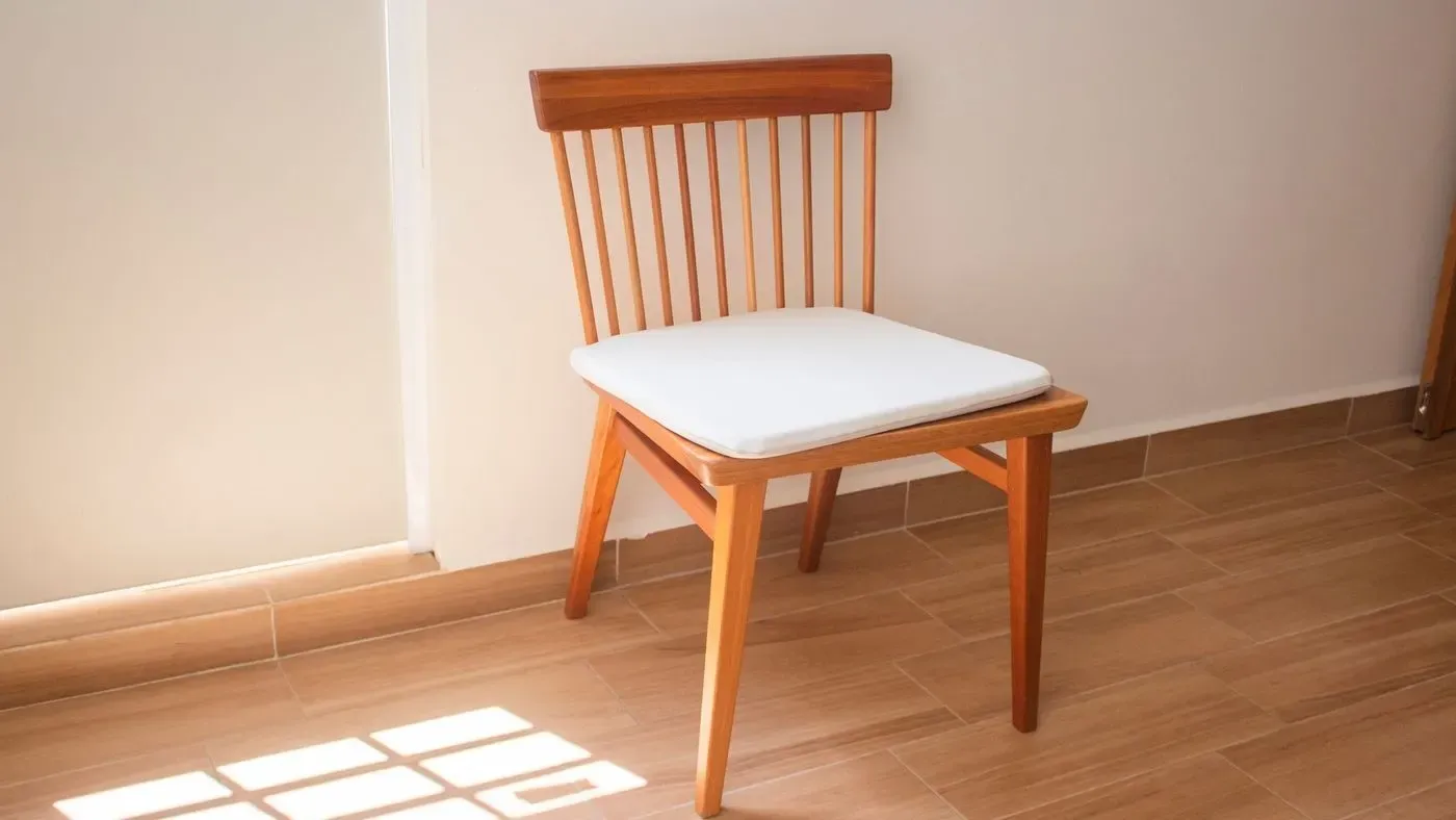 Pinnstol placerad vid ett matbord