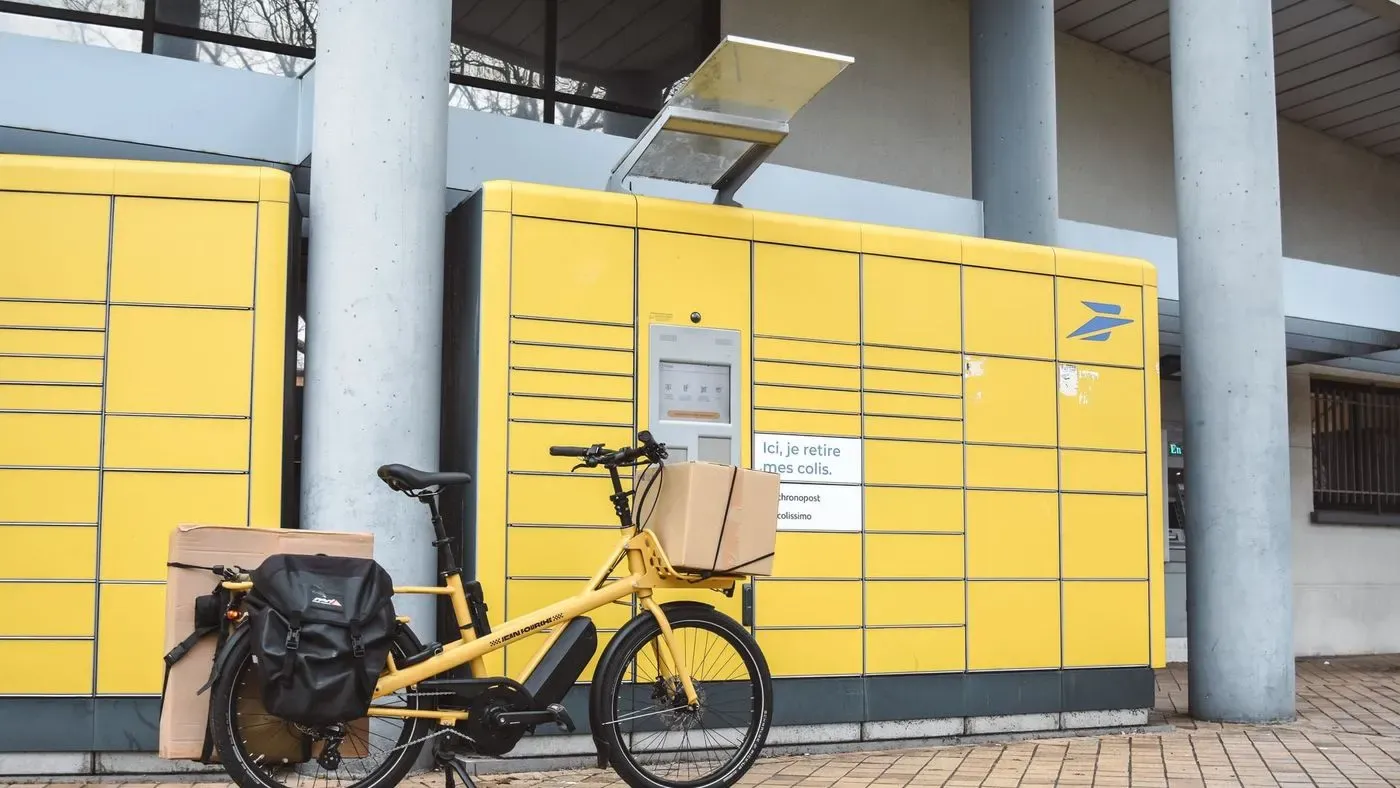 Eldriven lådcykel på gata