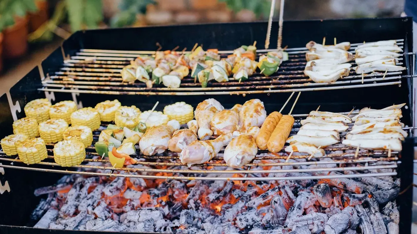 Kolgrill står redo på gården