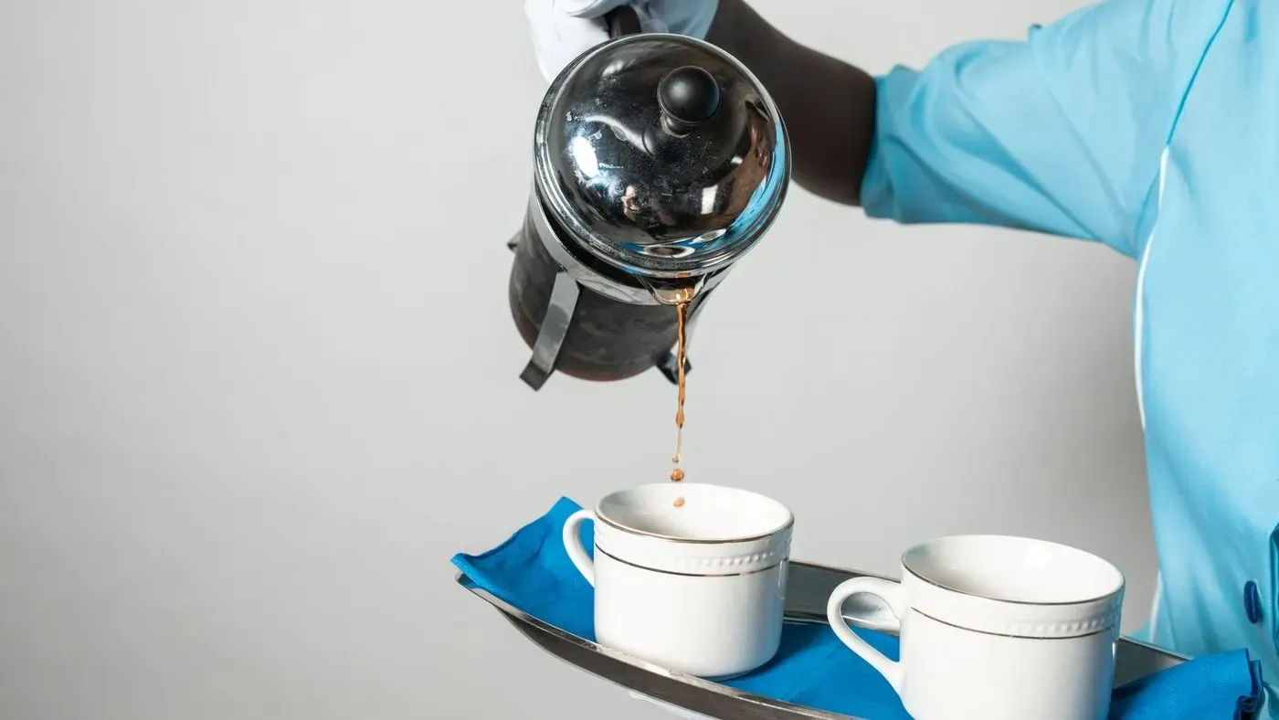 Kaffekanna som häller upp kaffe