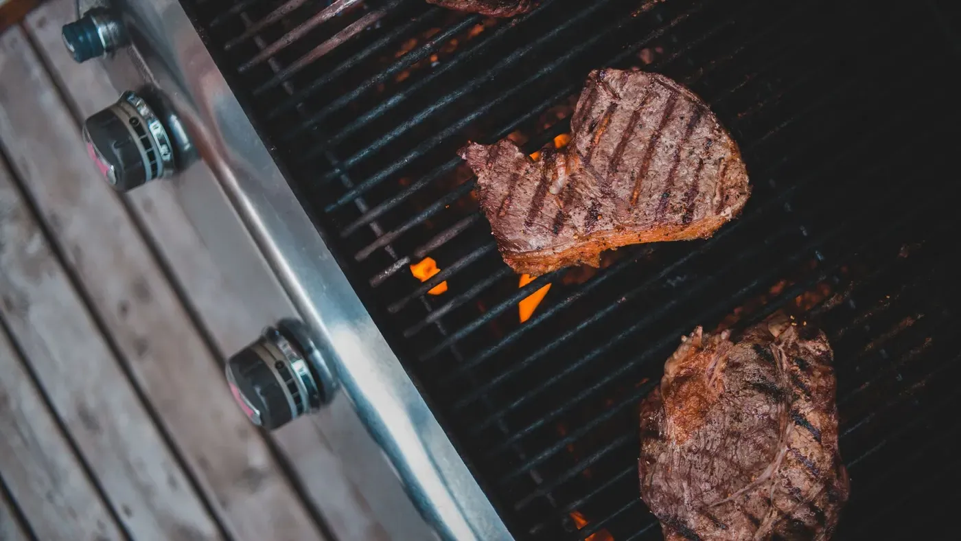 Liten gasolgrill på uteplats