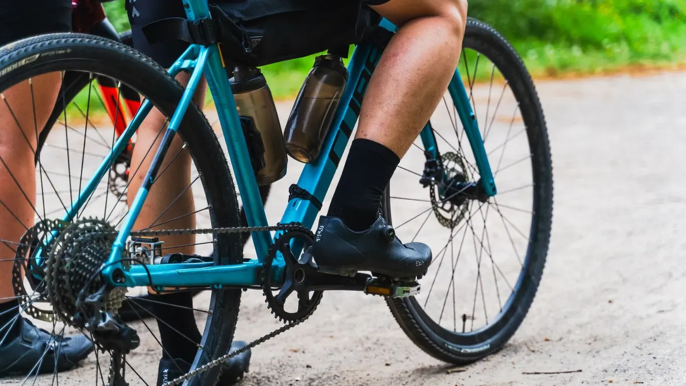 Gravelcykel på grusväg