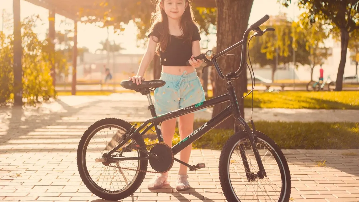 Cykel för tjej utomhus
