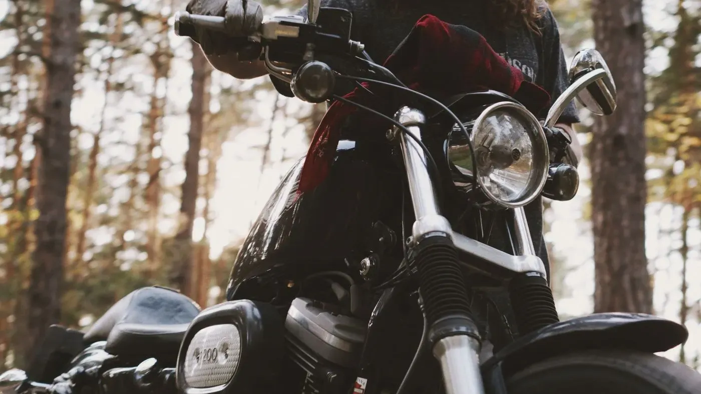 Mobilhållare monterad på ett motorcykelstyre