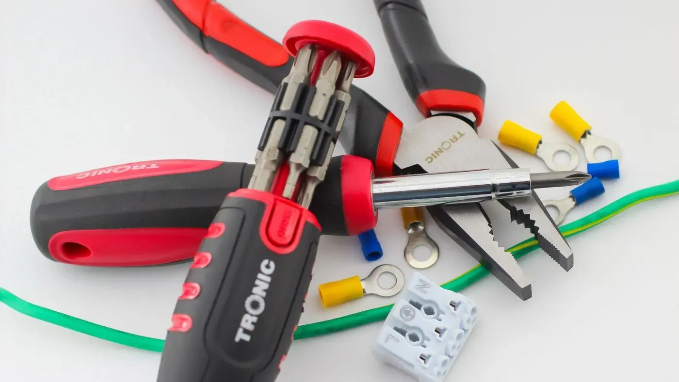 Verktyg för att skala kabel