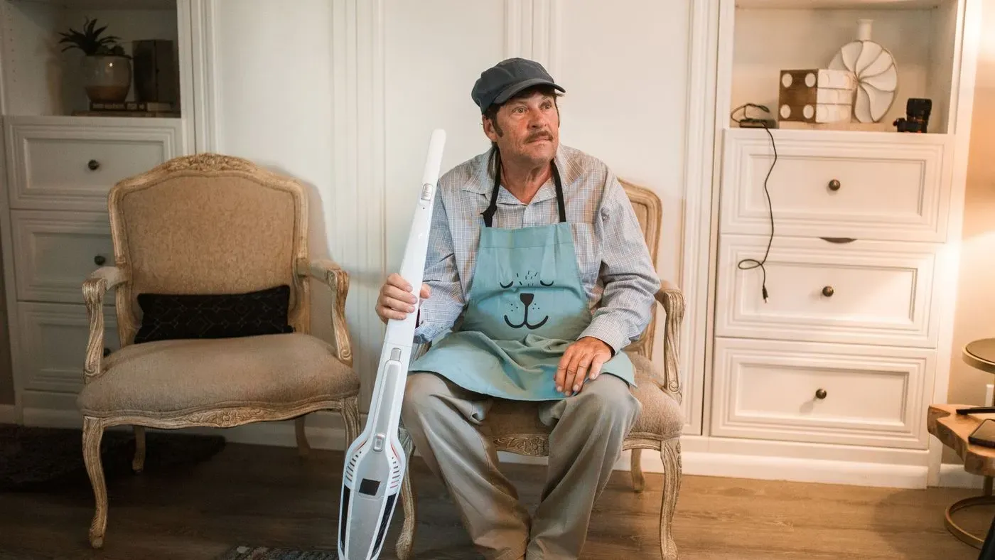 Skaftdammsugare på golvet