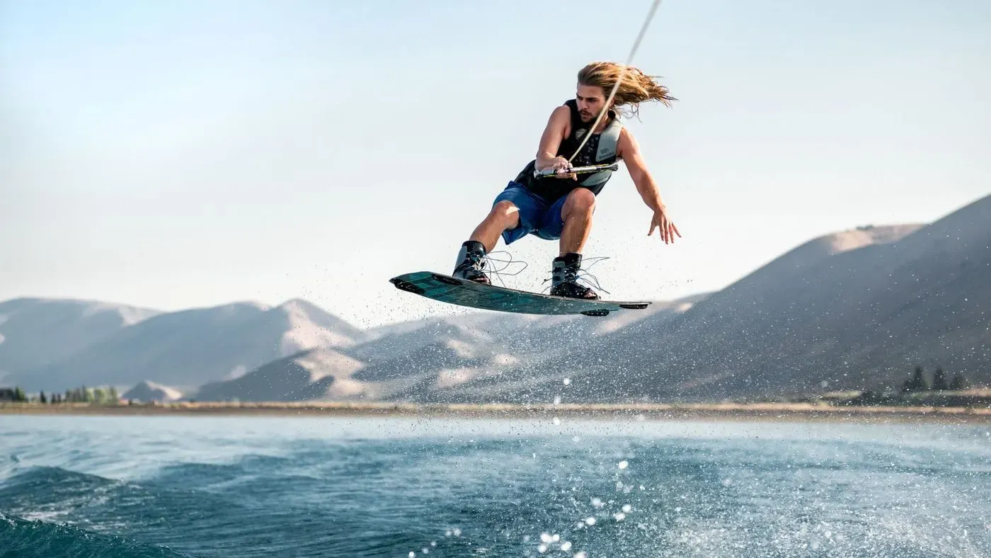 Wakeboard dras bakom båt