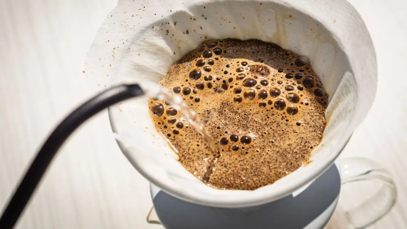 Kaffefilter fyllt med bryggmalet kaffe