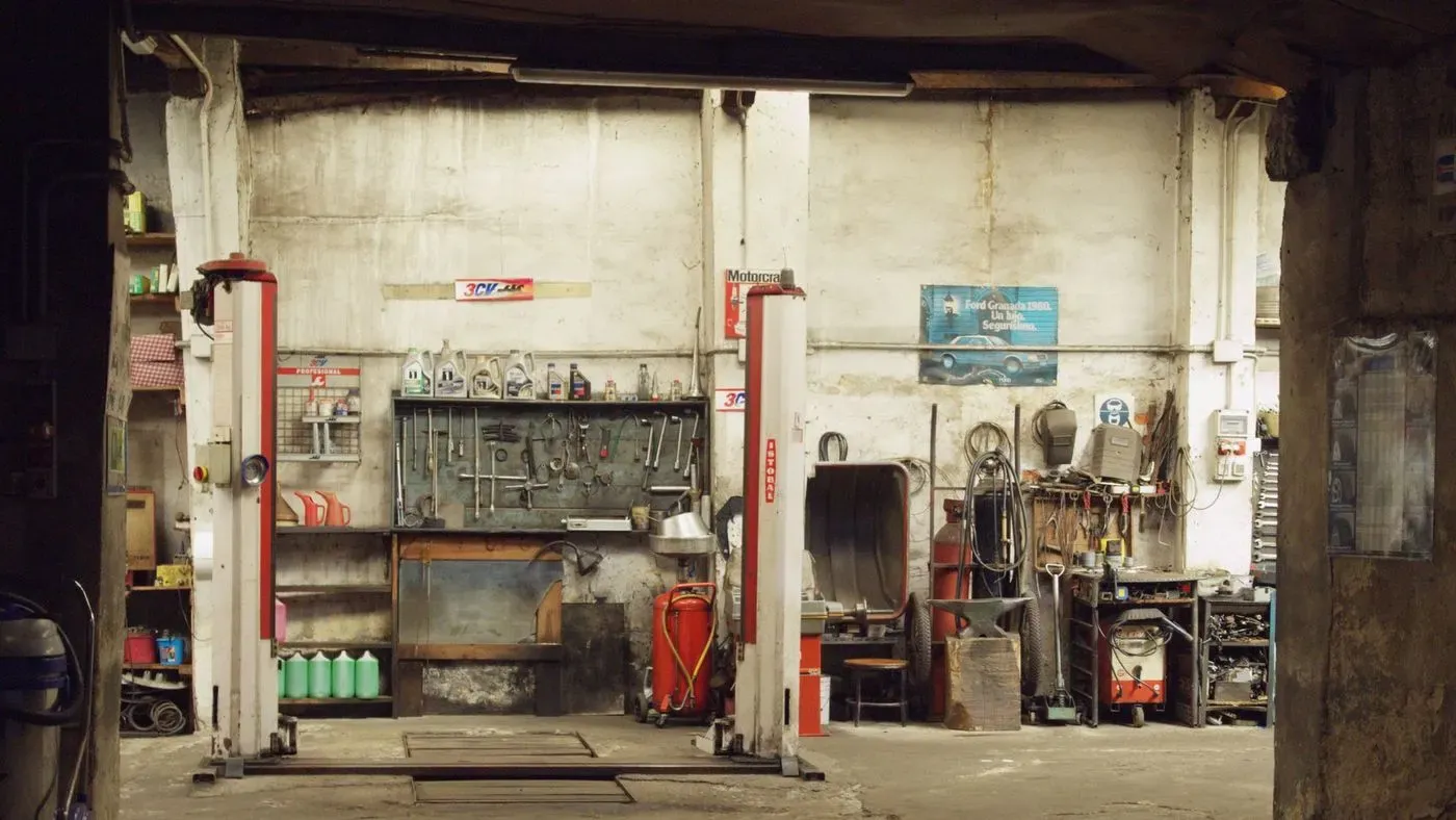 Motorlyft uppställd i ett garage