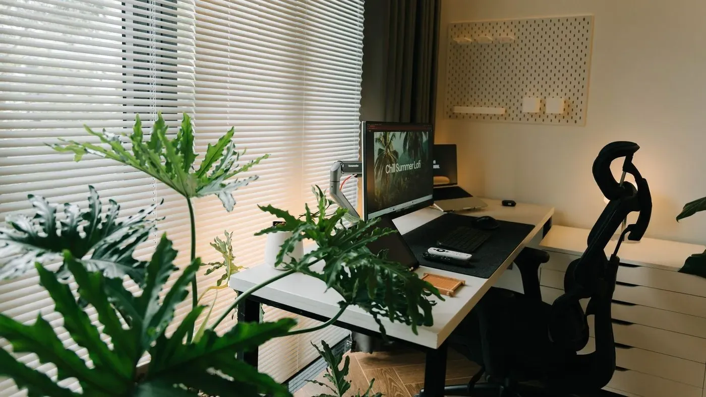 Mini-pc placerad på ett skrivbord