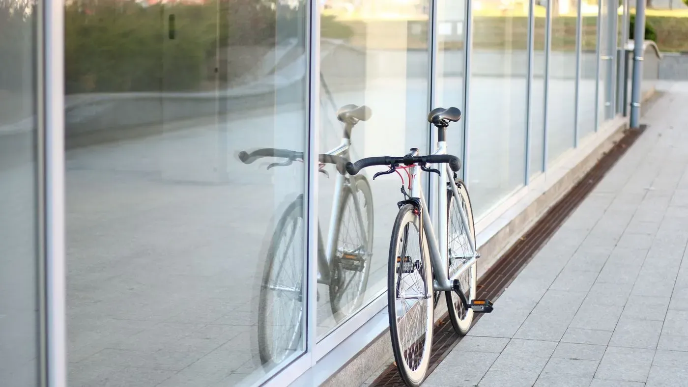 Backspegel monterad på cykelstyre