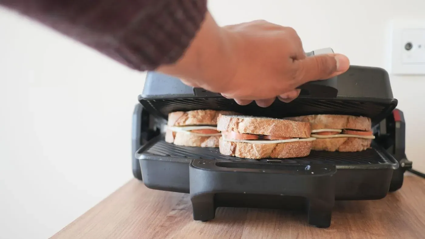 Smörgåsgrill tillagar smörgås