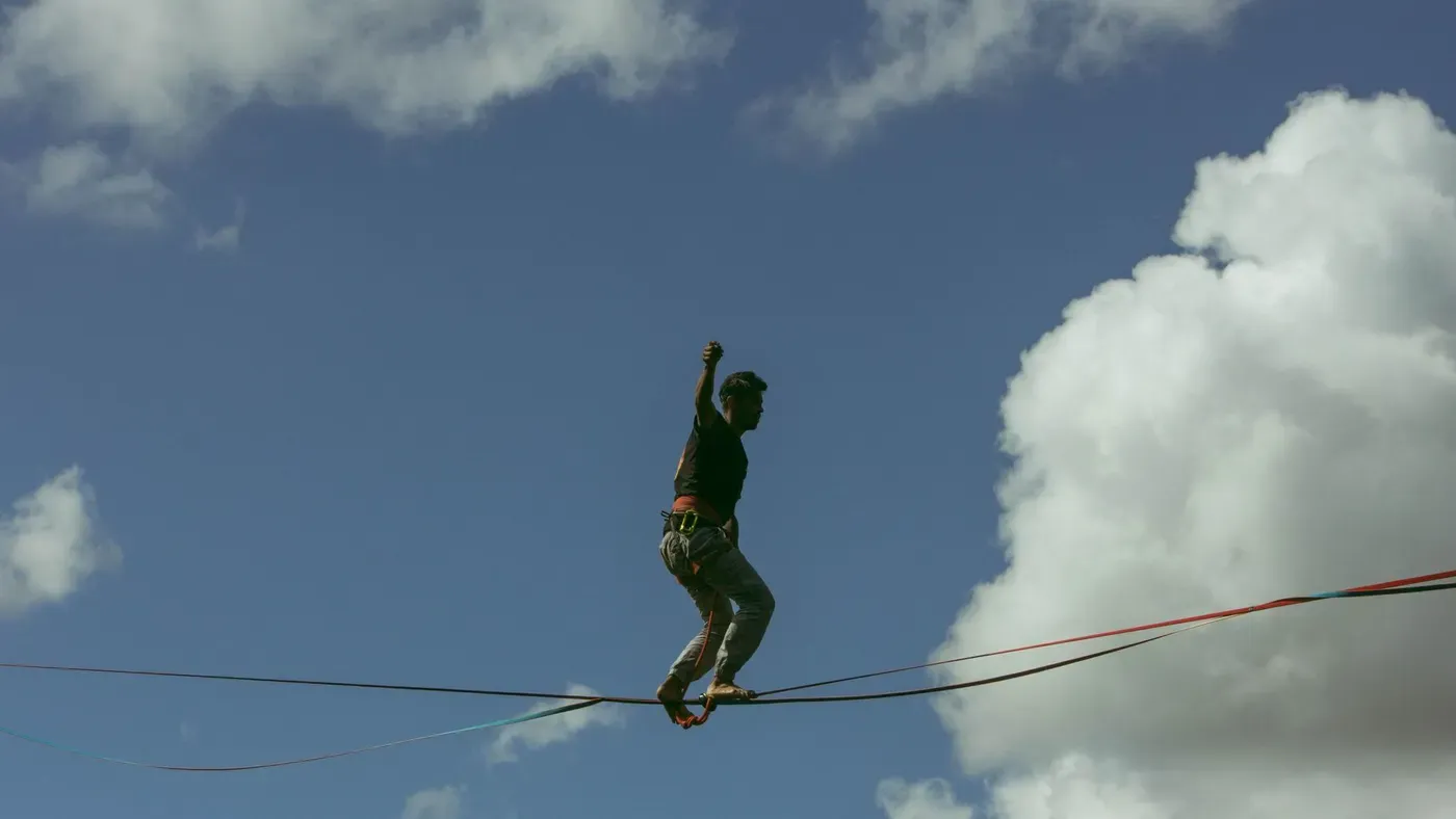 Slackline spänd mellan träd