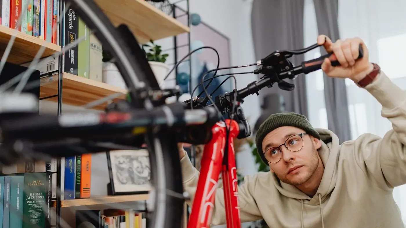 Cykelslang bredvid däck