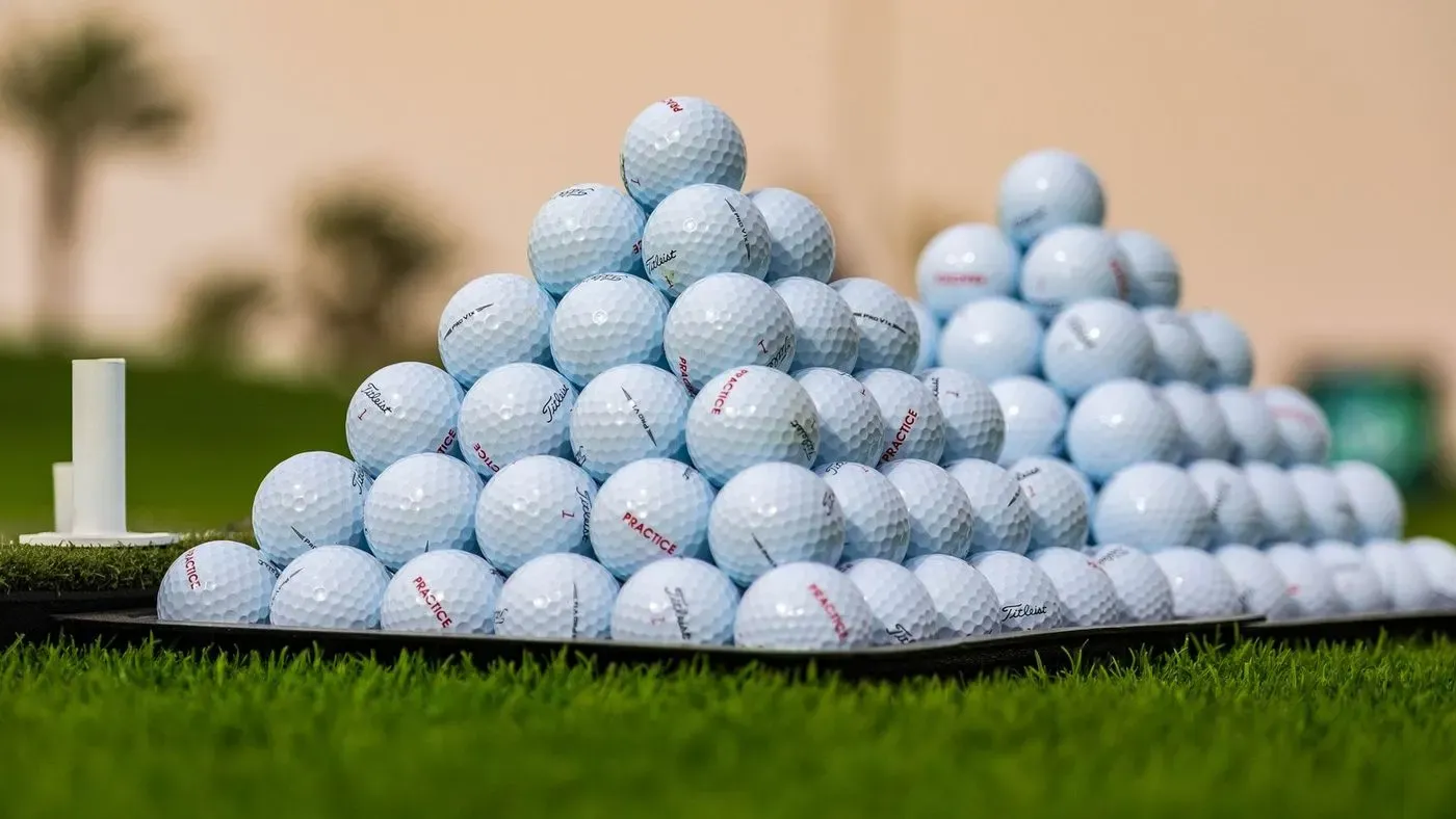 Golfbollar på golfbanan