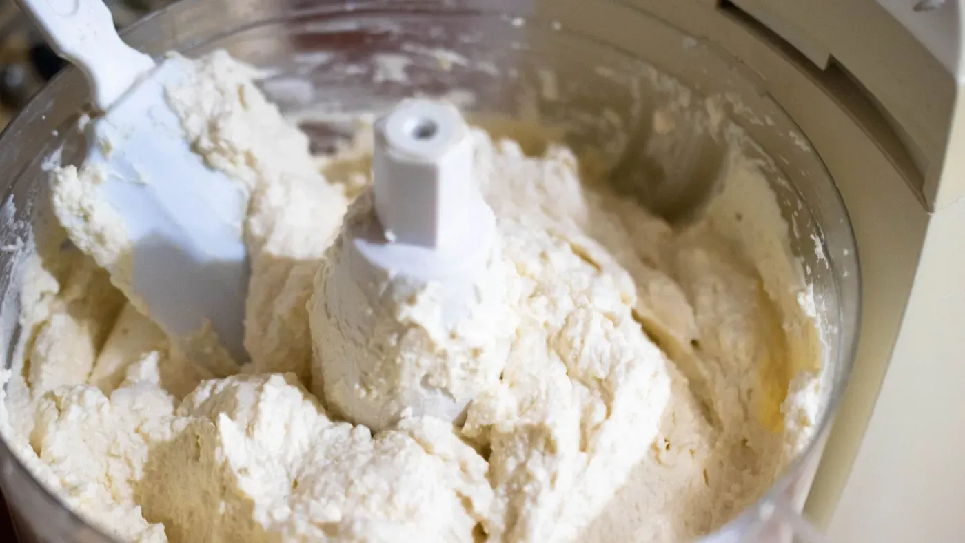 Matberedare som står på ett köksbord