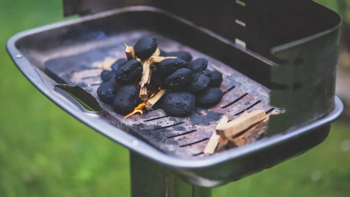 Tändvätska används för att tända grillkol