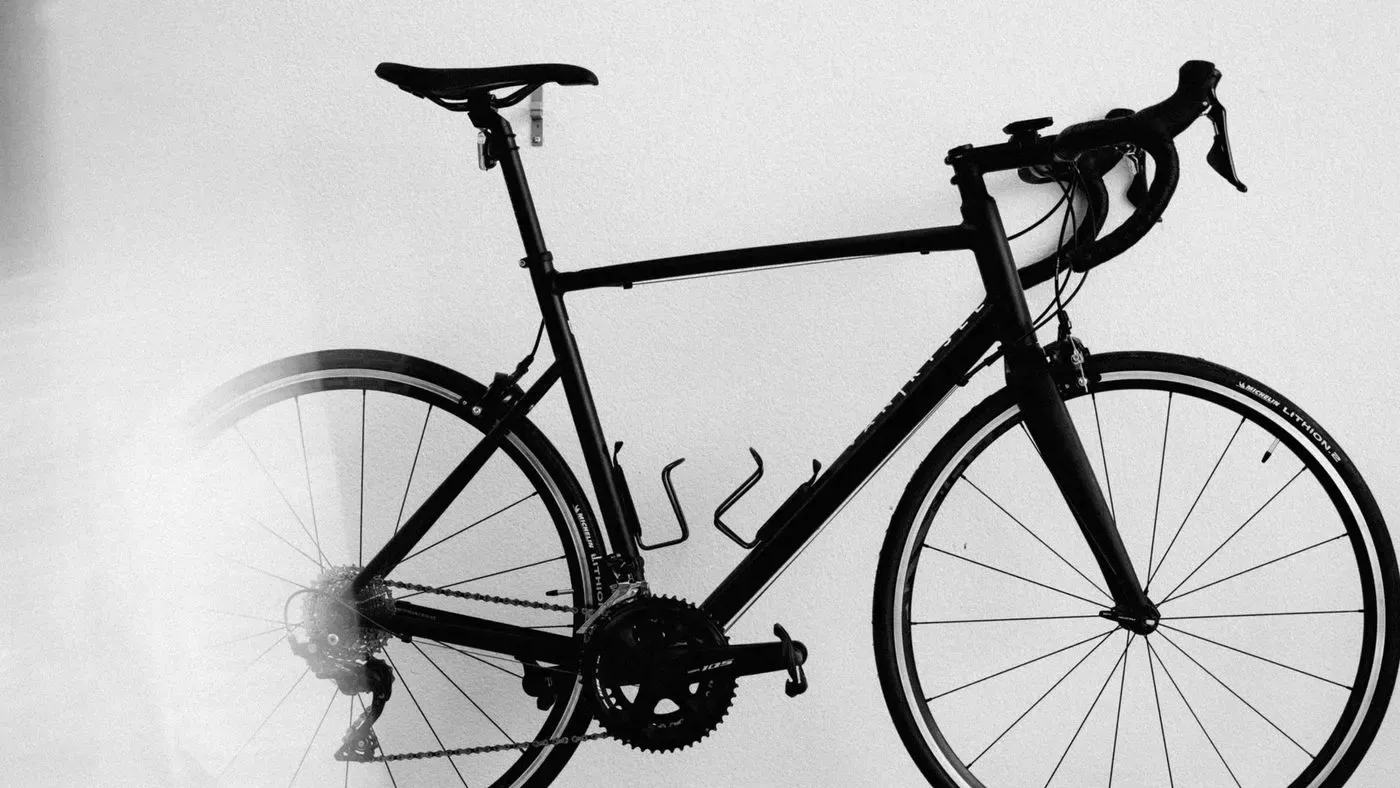 Racercykel står på vägen