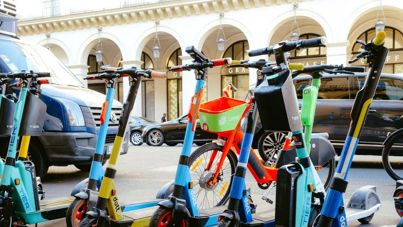 Elsparkcykel på gatan