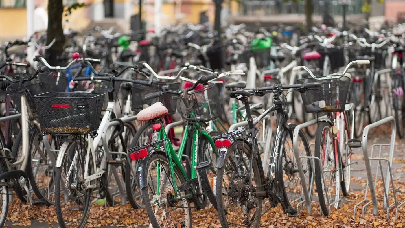 Cykel som står på cykelstöd