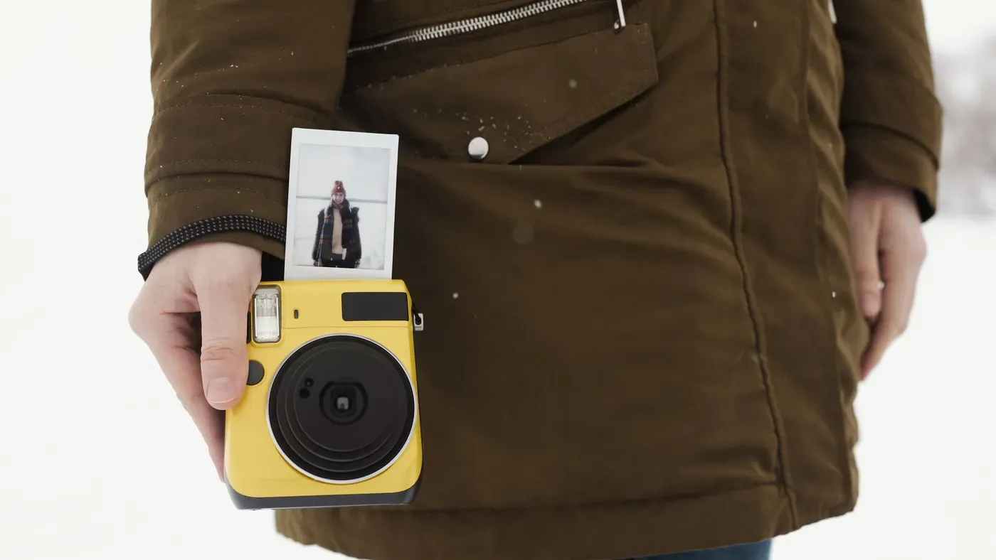 Polaroidkamera som ligger på ett bord
