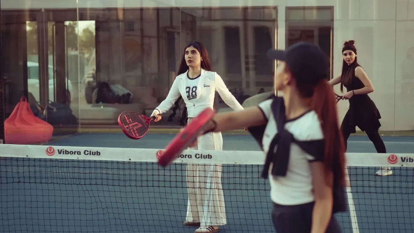Padelväska med racket bredvid