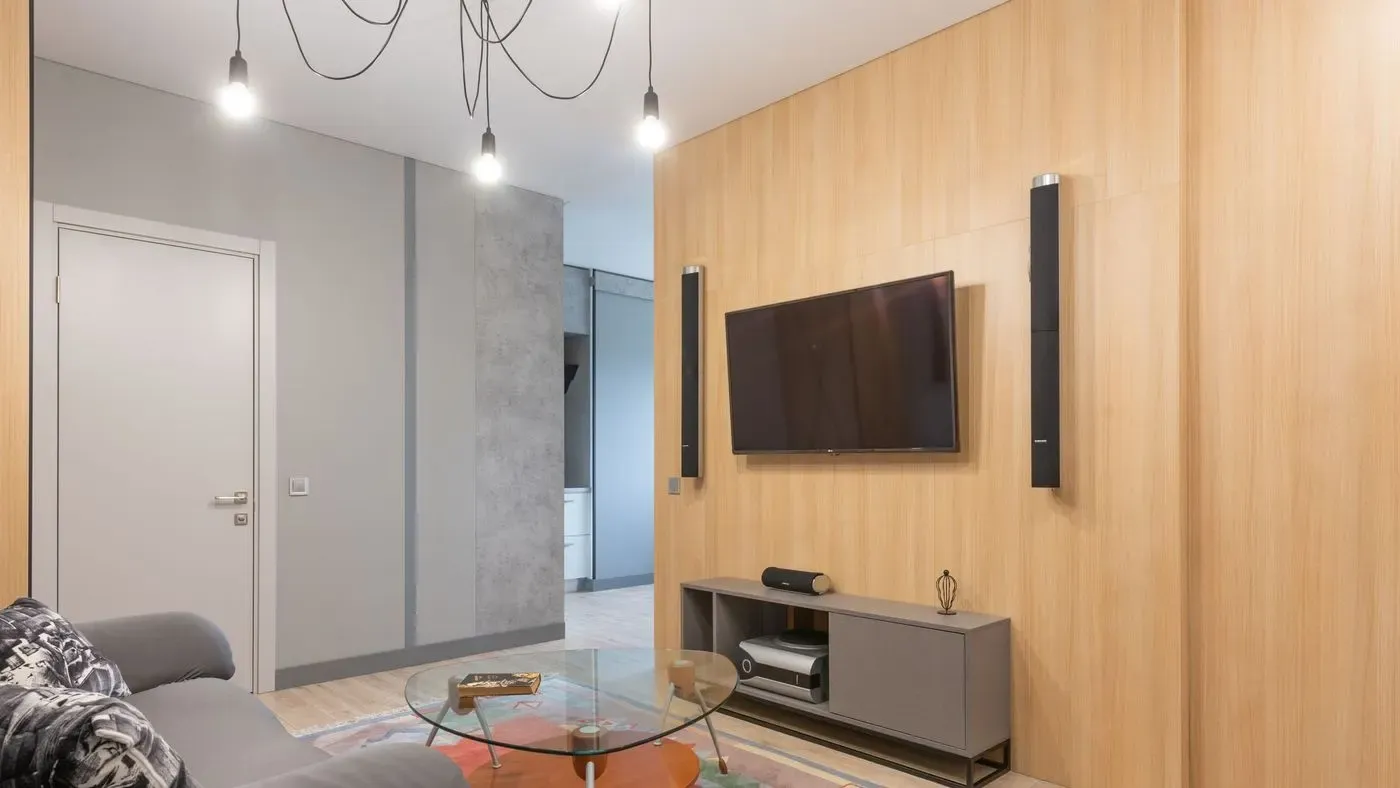 Soundbar under tv i vardagsrum