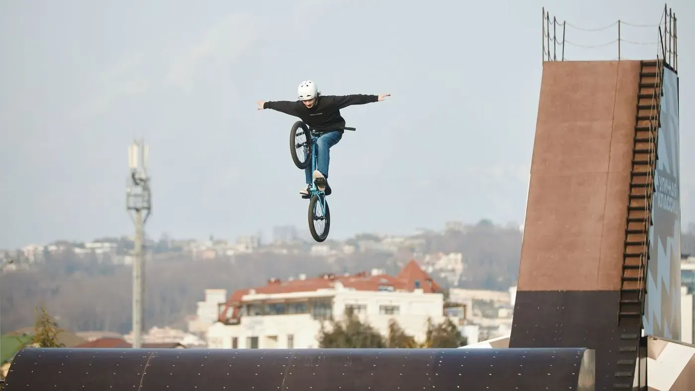 Bmx-cykel i skatepark