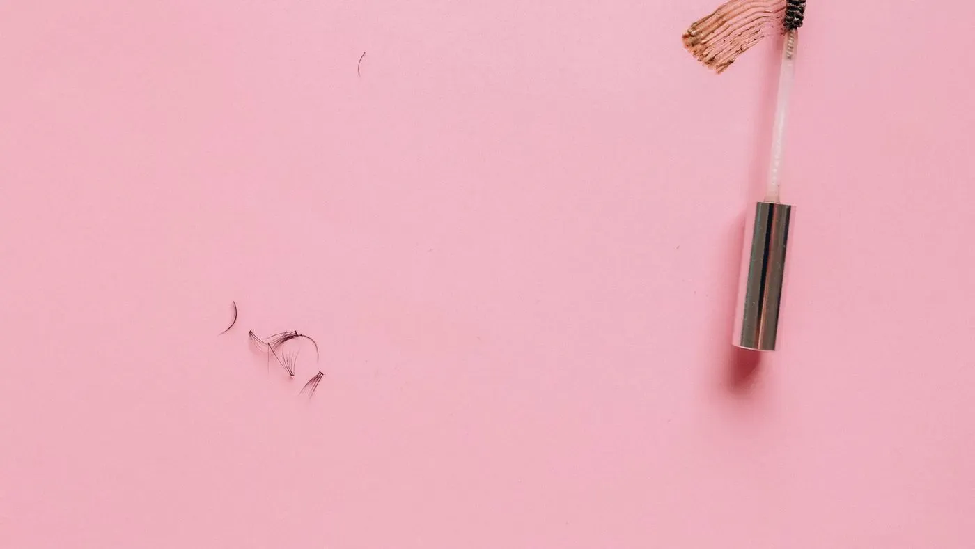 Mascara med borste bredvid förpackning