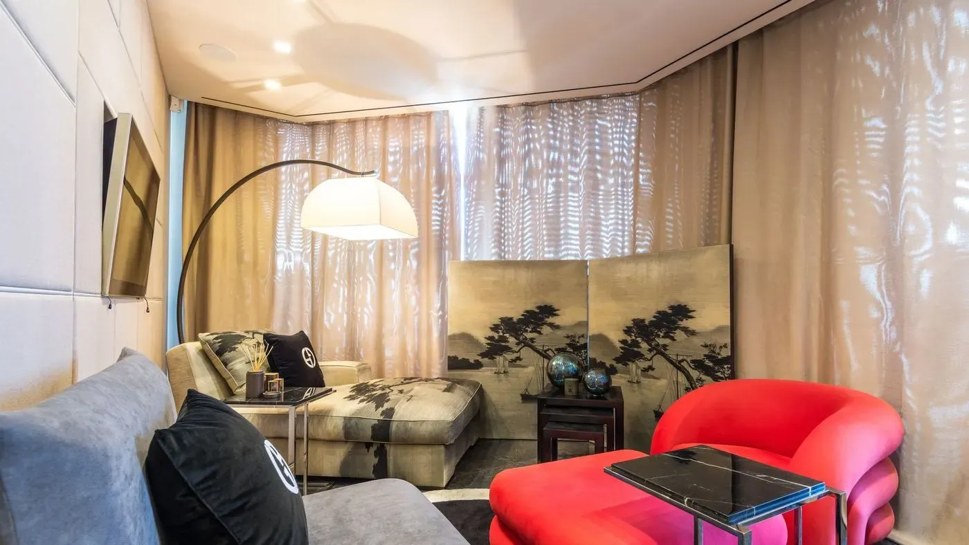 Massagefåtölj placerad i ett vardagsrum