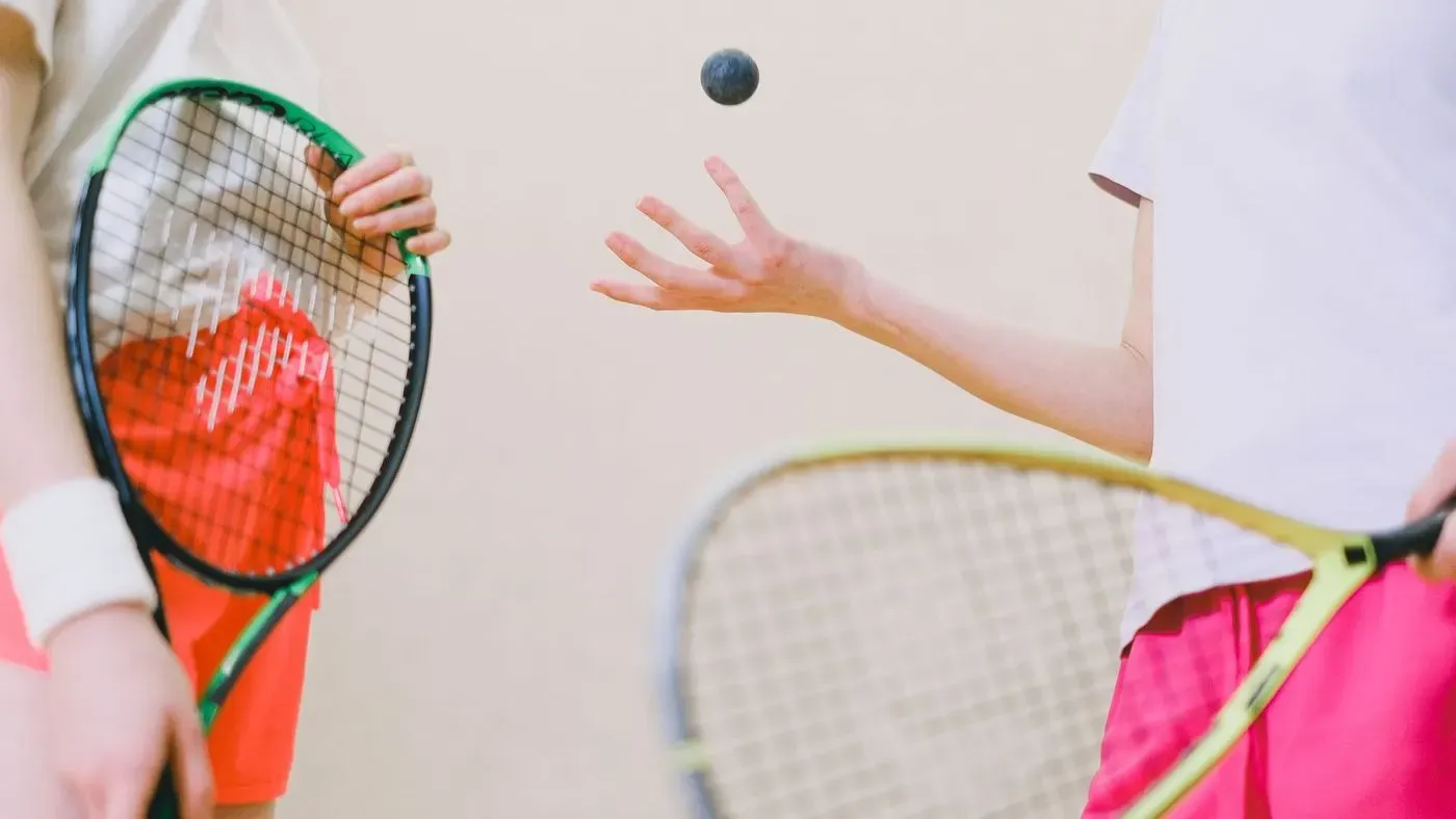 Tennisväska med racketar på banan