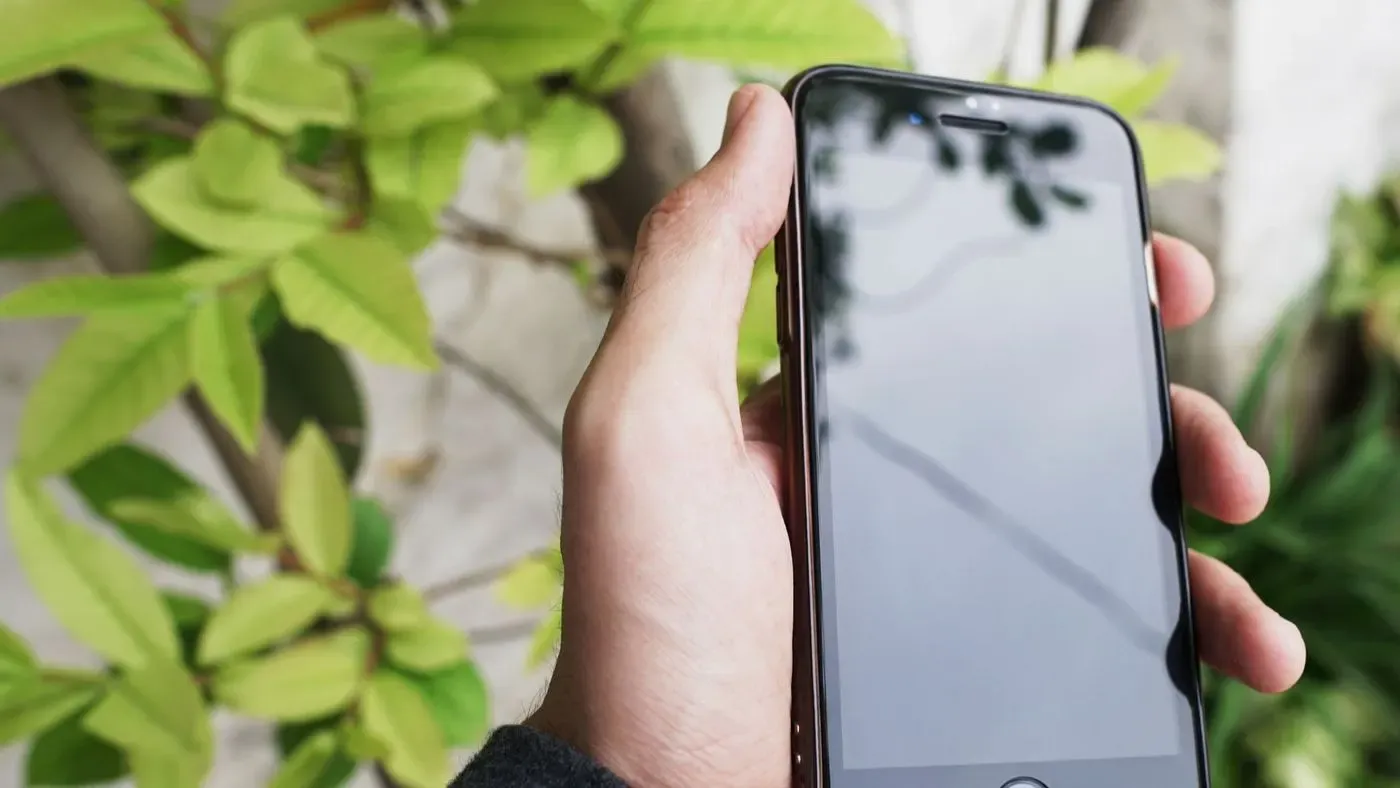 Skärmskydd på mobiltelefon