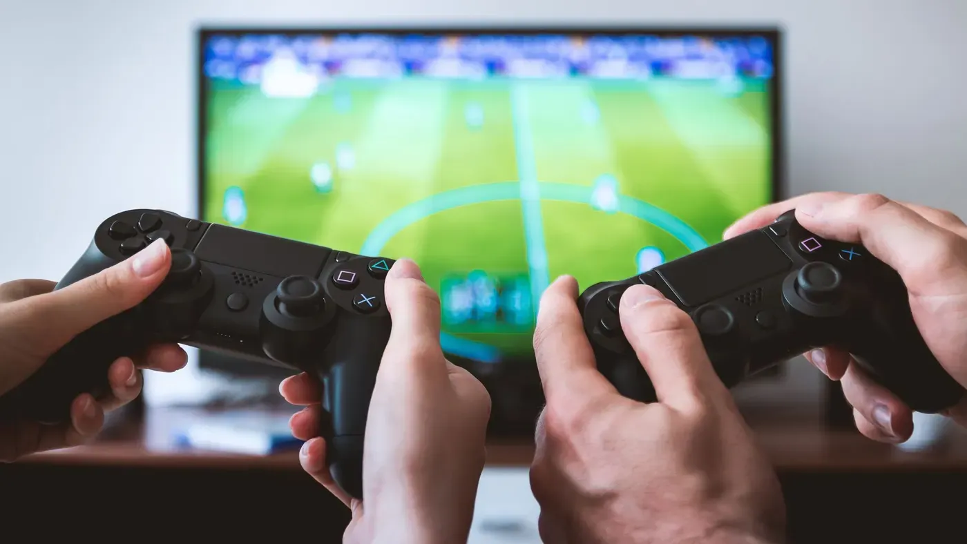 Handhållen spelkonsol i händerna