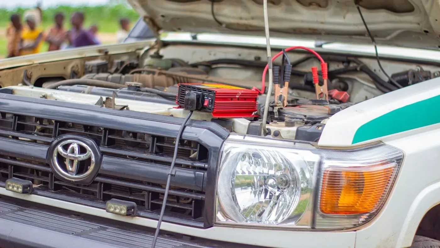 Batteriladdare kopplad till bilbatteri
