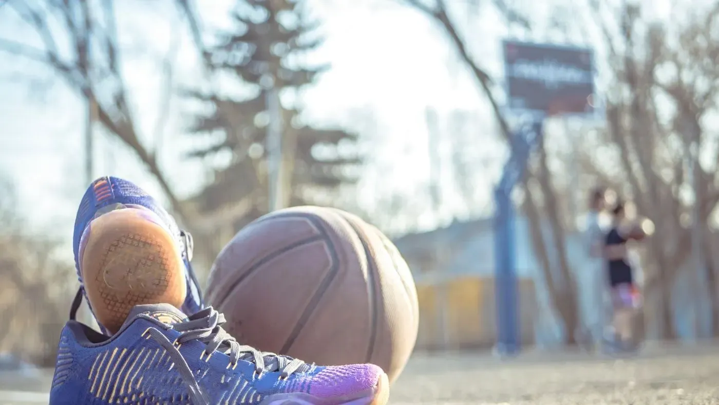 Basketskor på plan