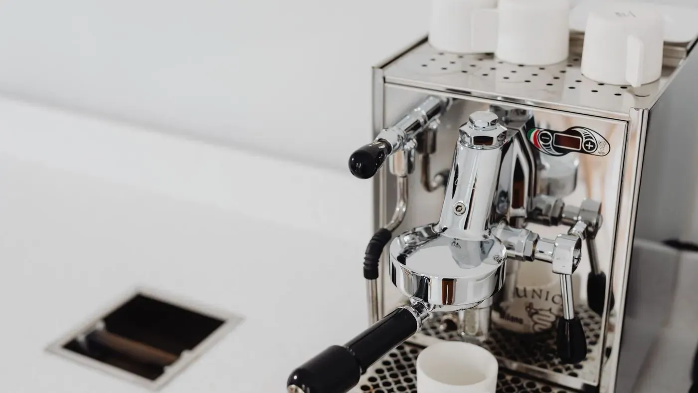 Kaffemaskin på köksbänk