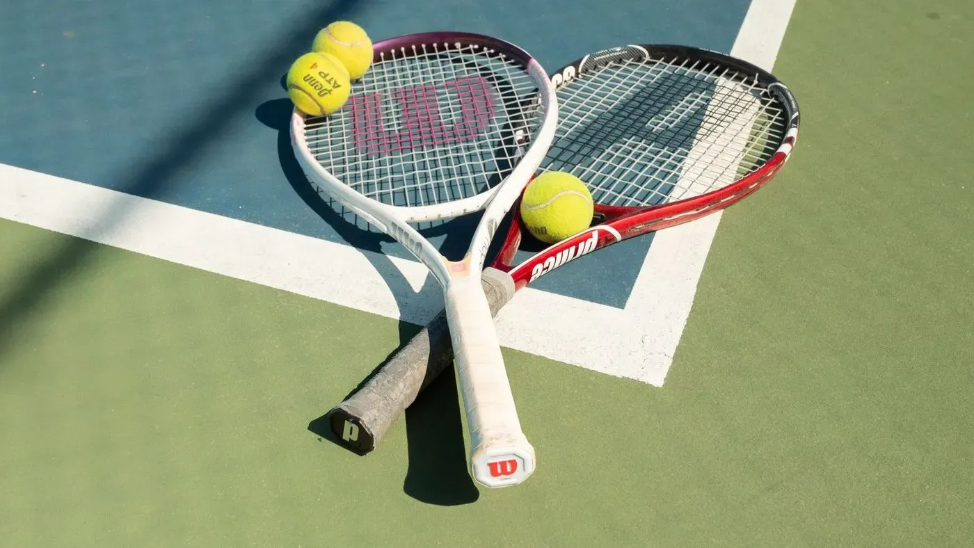 Tennisracket på tennisbanan