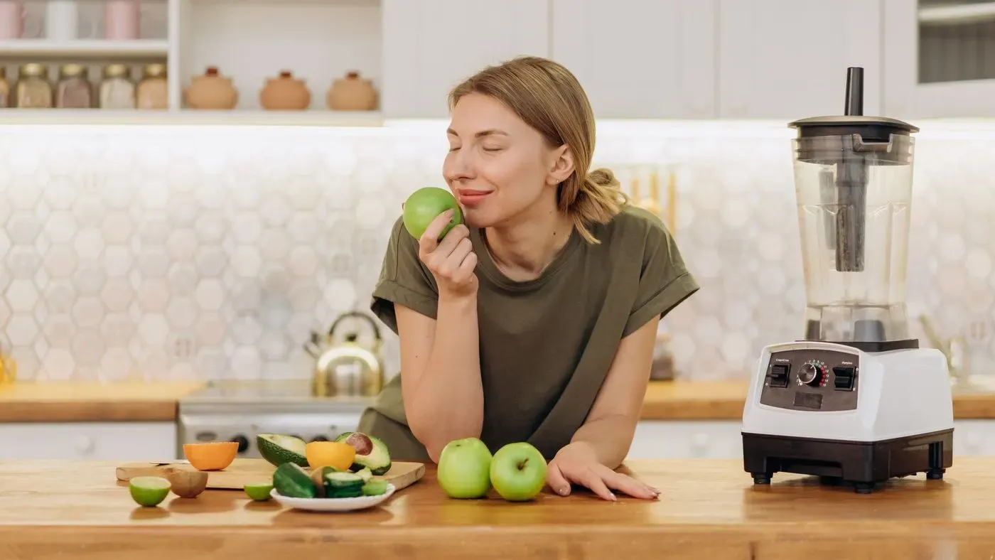 Mixer som står på en köksbänk