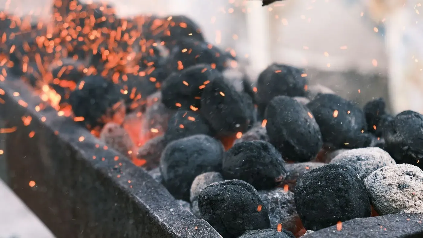 Grillbriketter i grillen