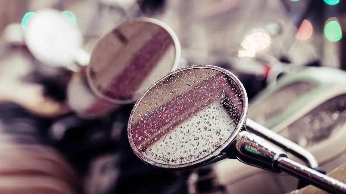 Närbild på cykelspegelns glas