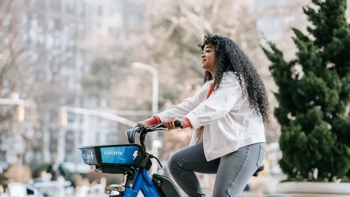 Närbild på elcykelns batteri