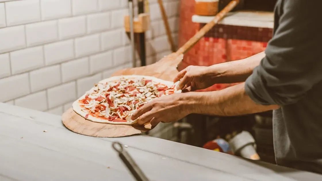 Närbild på pizzaspadens handtag