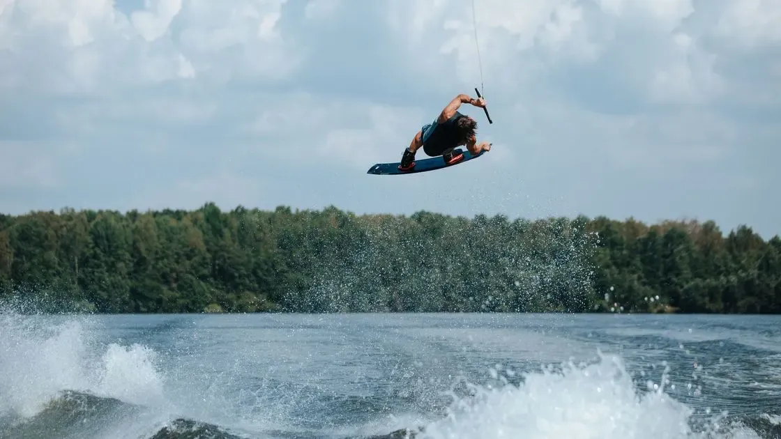 Närbild på wakeboardens bindning