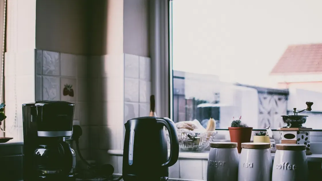 Närbild på kaffe som hälls i termos