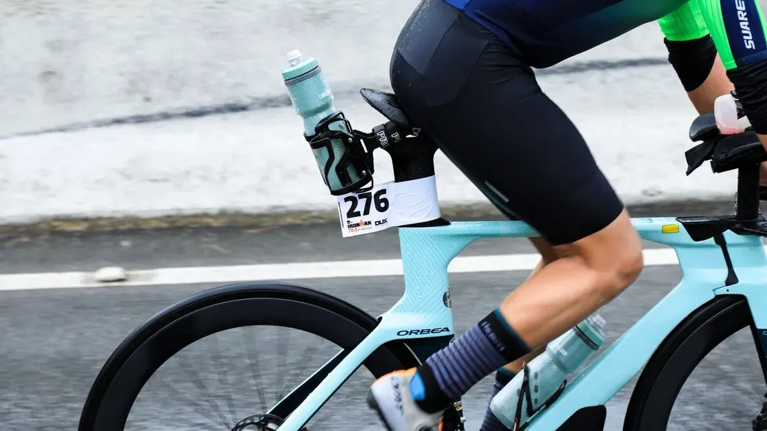 Närbild på cykelns flaskhållare