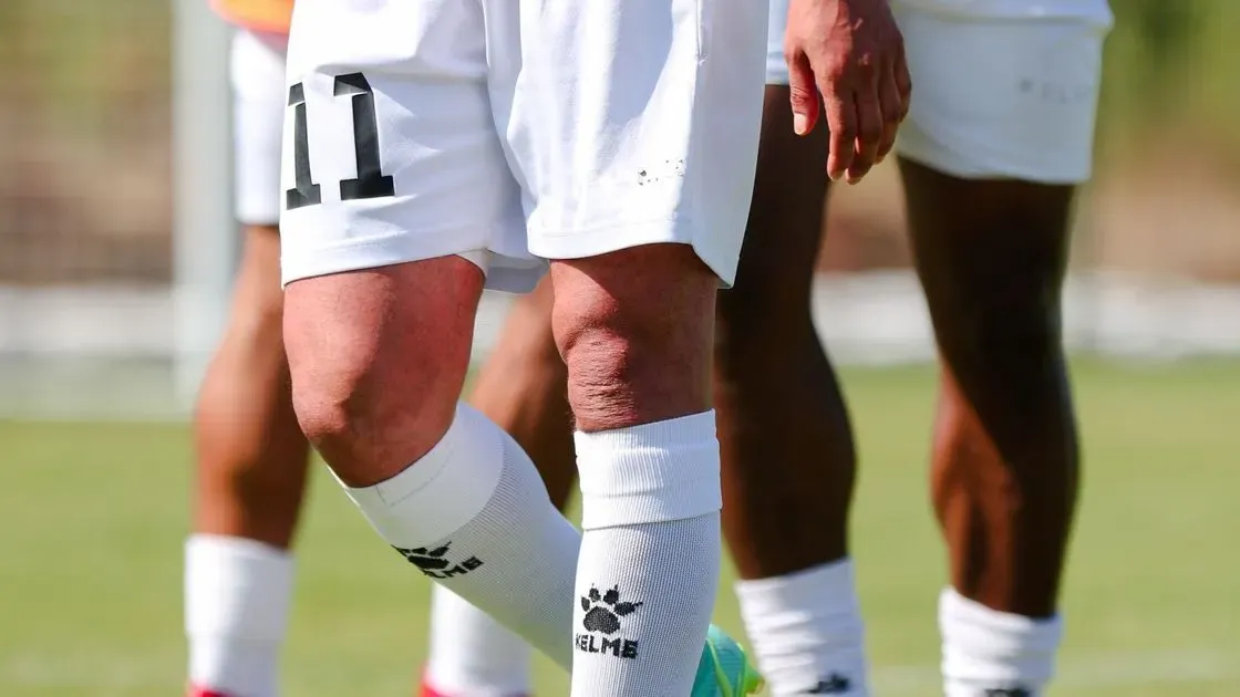 Närbild på fotbollsskornas dobbar