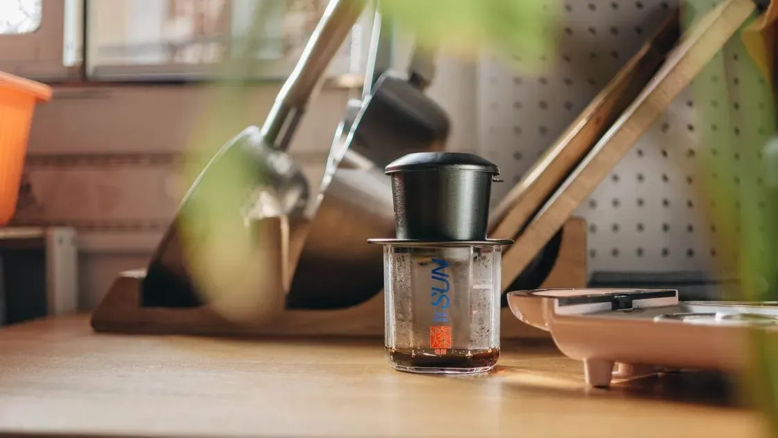 Närbild på kaffe som droppar i filter