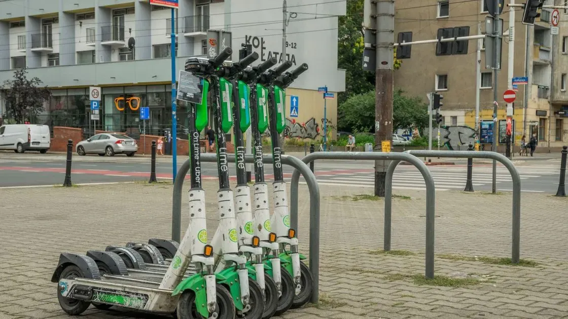 Närbild på elsparkcykelns styre