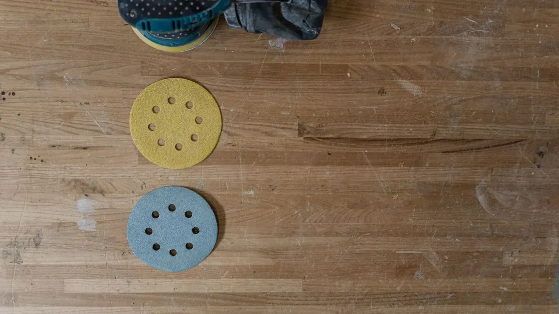 Närbild på slippapper på maskin