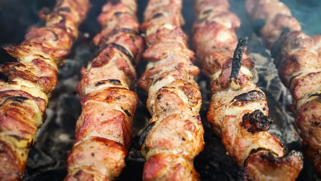 Närbild på mat på grillspett